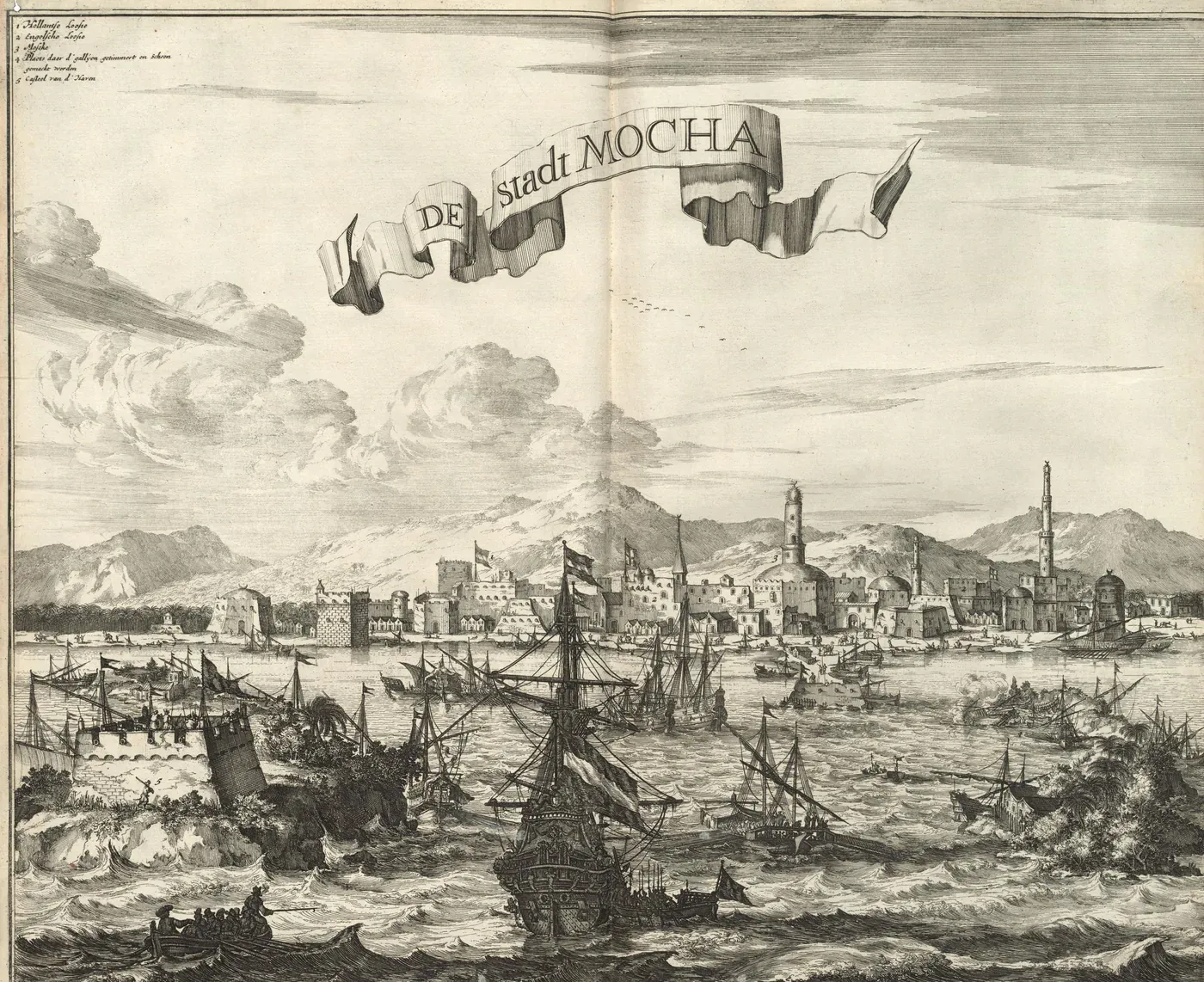 Kopparstick av en hamnstad med låga vita hus, torn och en hög minaret bakom en redd full av segelfartyg. Överst ett band med texten De stadt Mocha.