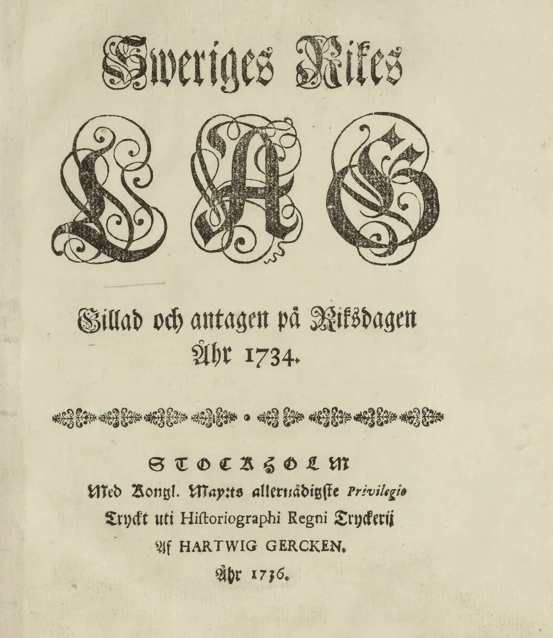Titelblad i frakturstil med orden Sweriges Rikes Lag, gillad och antagen på Riksdagen åhr 1734, tryckt i Stockholm 1736.